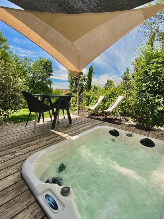 Zahrada ubytování Chambres avec Jacuzzi privatif - Kassiopée Bed & Spa