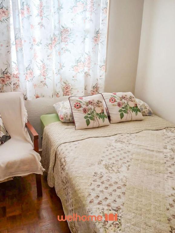 a small bedroom with a bed and a window at Cobertura com Vista e Conforto no RS in Santo Ângelo