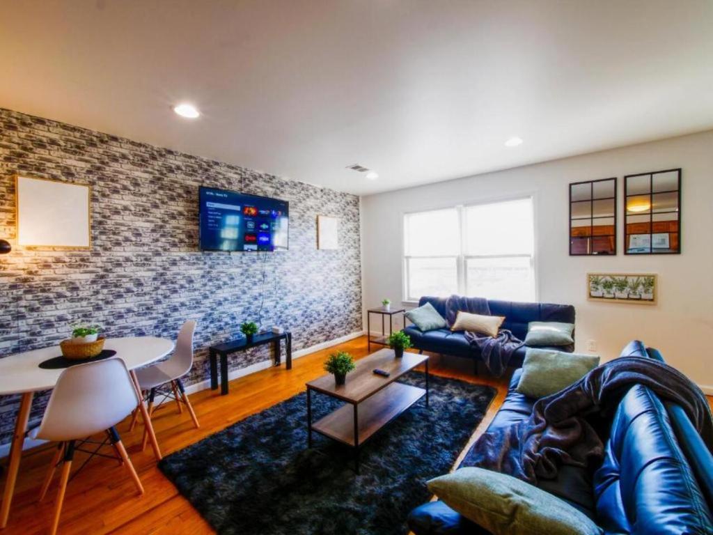Ruang duduk di Cozy 3 - Bed apartment, Minutes from NYC!