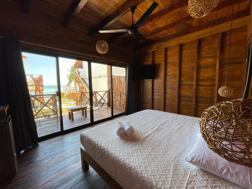 Postel nebo postele na pokoji v ubytování Hotel Solana Bacalar Lakefront