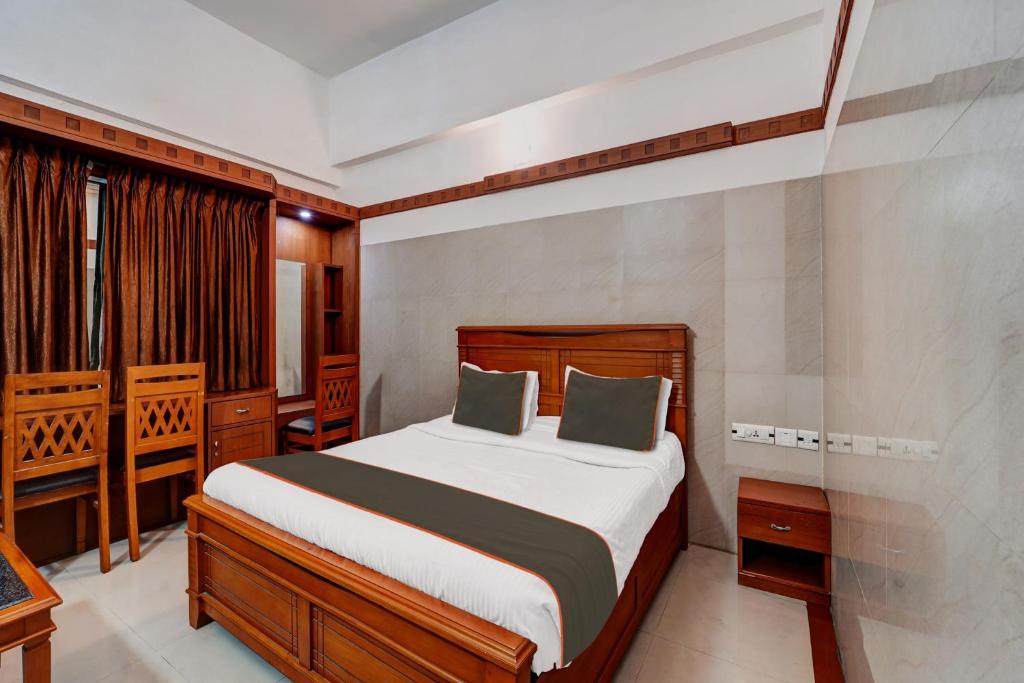 Postel nebo postele na pokoji v ubytování Collection O Skry Hotels Gandhipuram