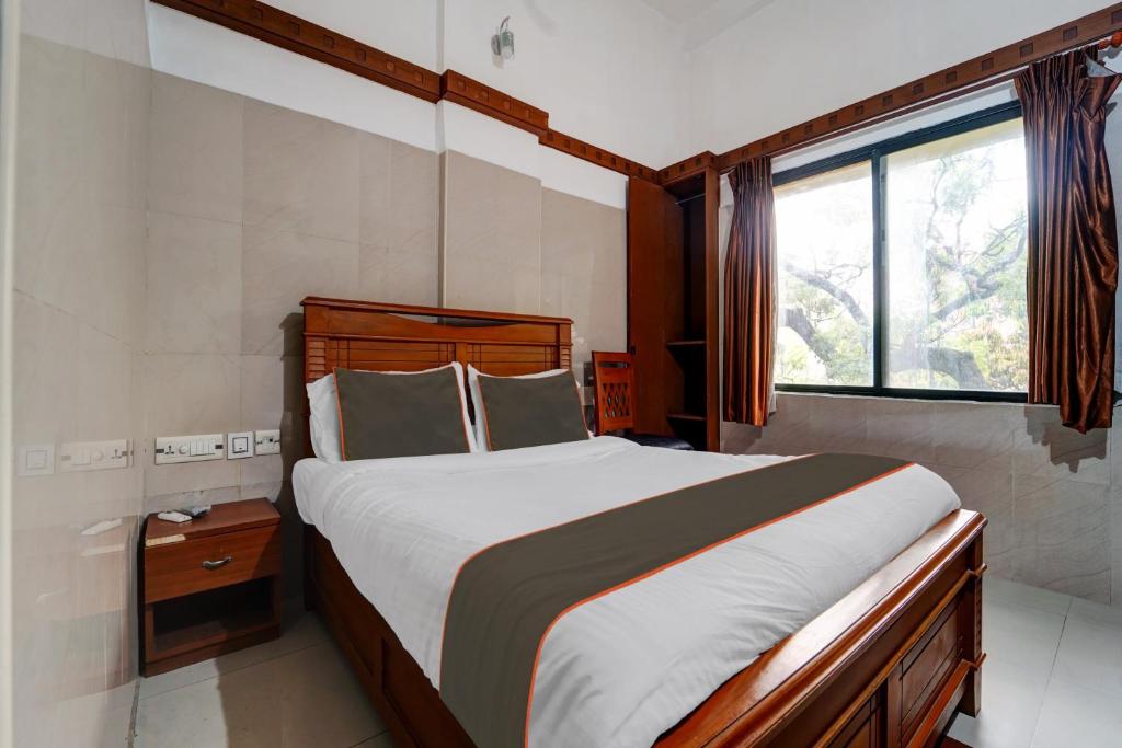 Postel nebo postele na pokoji v ubytování Collection O Skry Hotels Gandhipuram