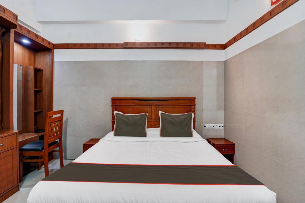 Postel nebo postele na pokoji v ubytování Collection O Skry Hotels Gandhipuram
