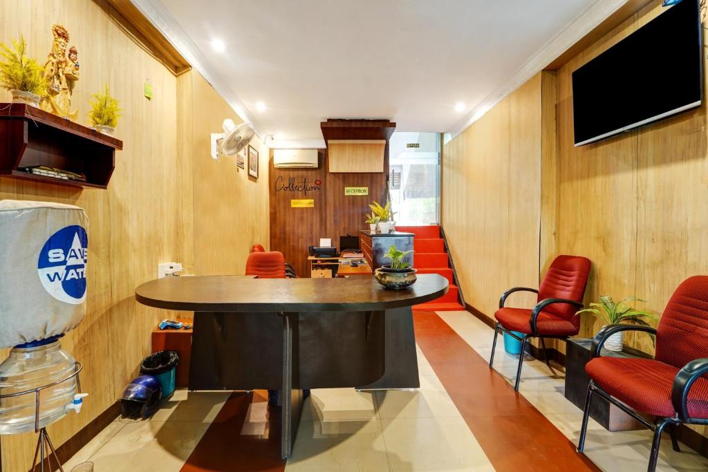 TV a/nebo společenská místnost v ubytování Collection O Skry Hotels Gandhipuram