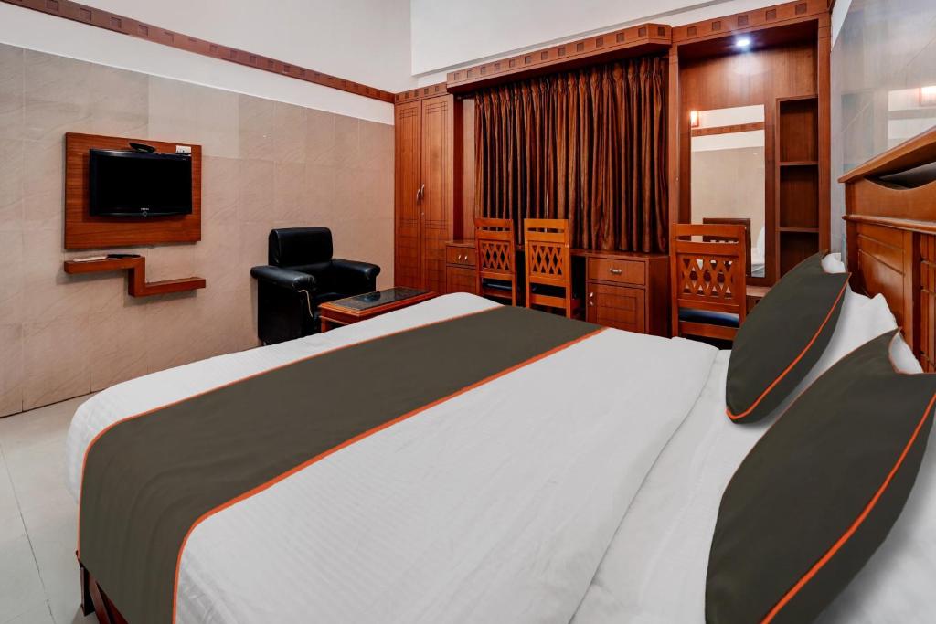 Postel nebo postele na pokoji v ubytování Collection O Skry Hotels Gandhipuram