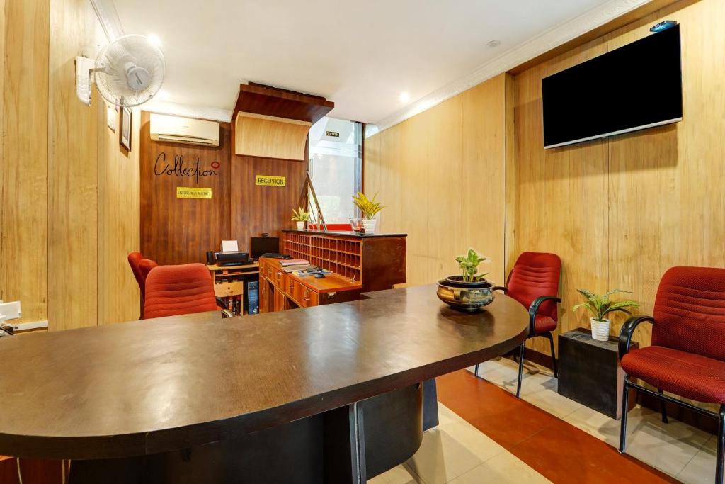 TV a/nebo společenská místnost v ubytování Collection O Skry Hotels Gandhipuram