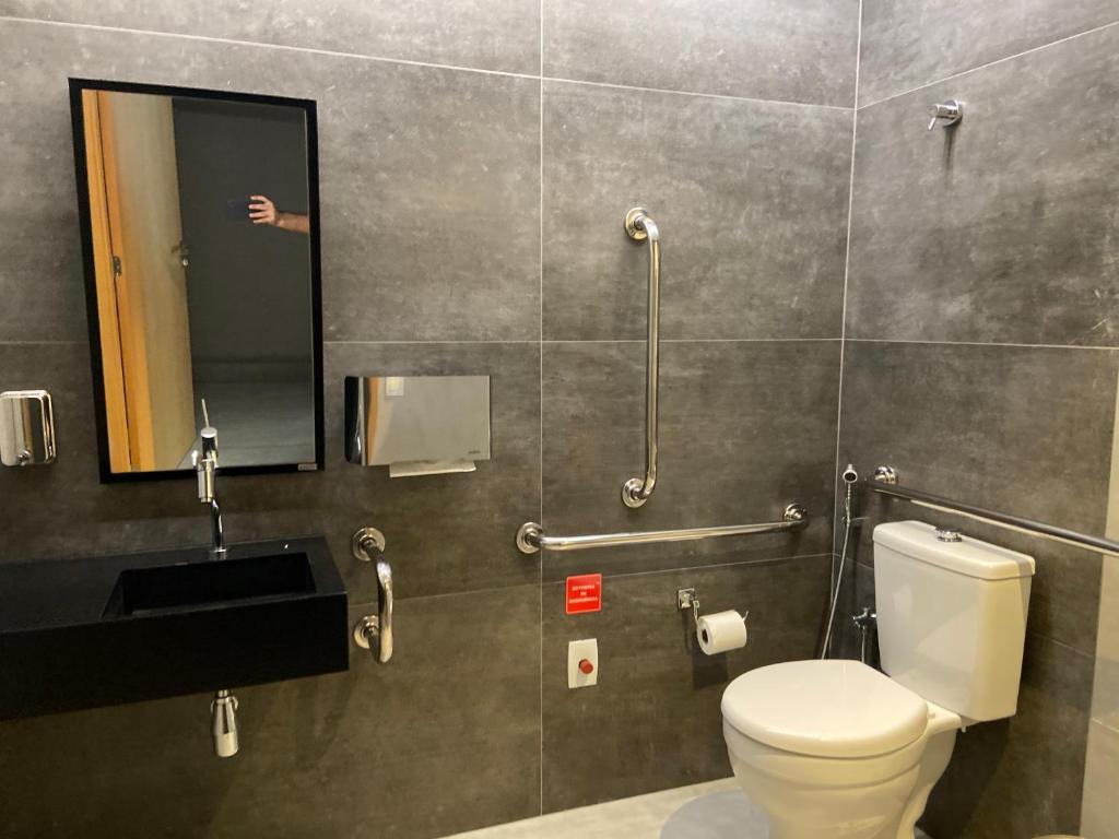 Koupelna v ubytování Quarto e Sala na Ponta Verde e Pajuçara