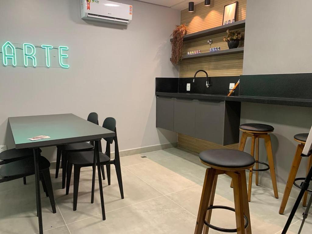 Kuchyň nebo kuchyňský kout v ubytování Quarto e Sala na Ponta Verde e Pajuçara