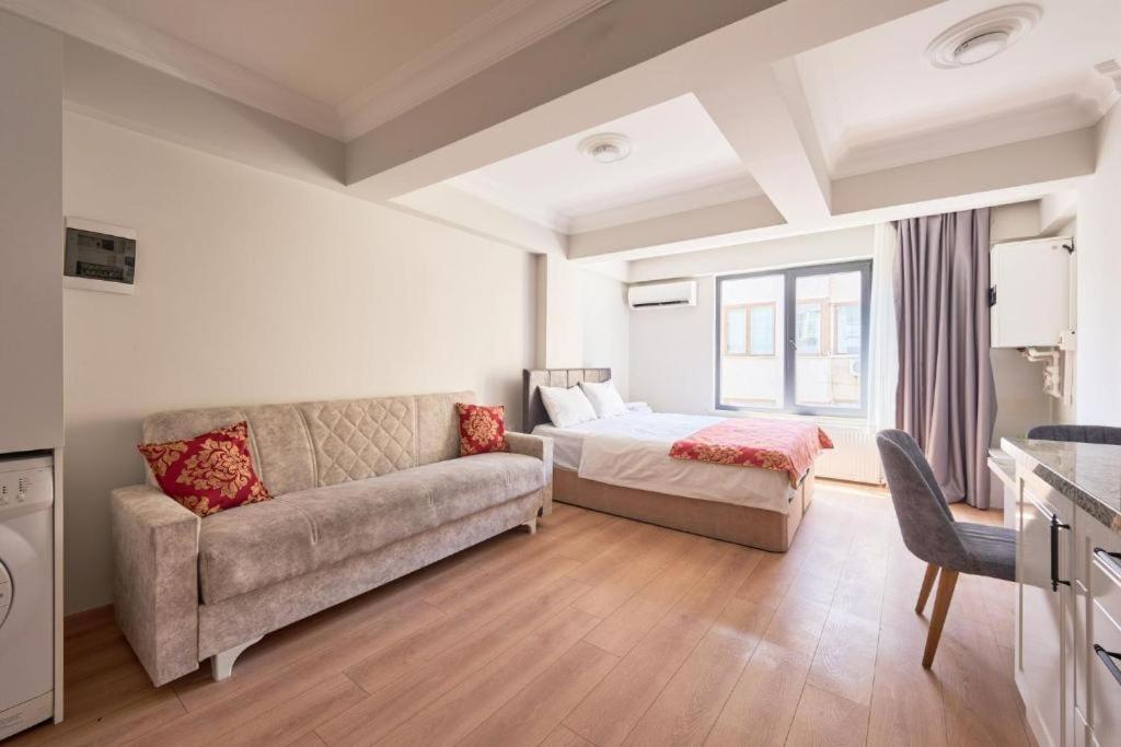 Giường trong phòng chung tại aymira hotel pangaltı