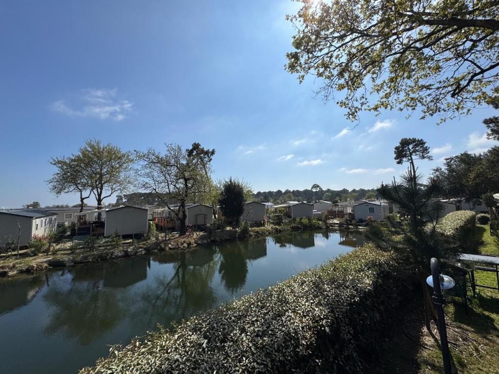 Une rivière avec un tas de maisons en arrière-plan dans l'établissement Les viviers jours de rêves, à Lège-Cap-Ferret