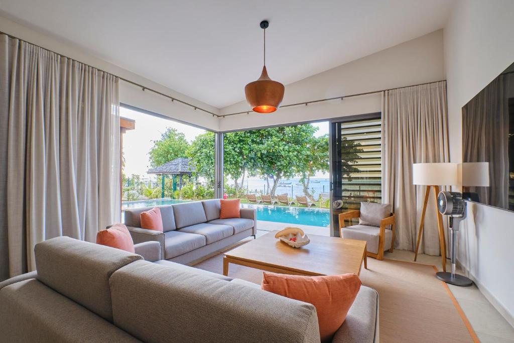 Ruang duduk di Moorea Beach Villas