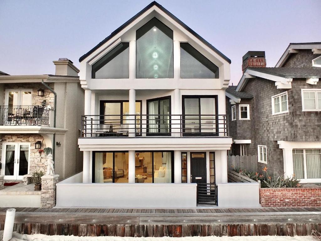 una imagen de una casa con una ventana grande en Beachfront Estate - LB Peninsula, en Long Beach