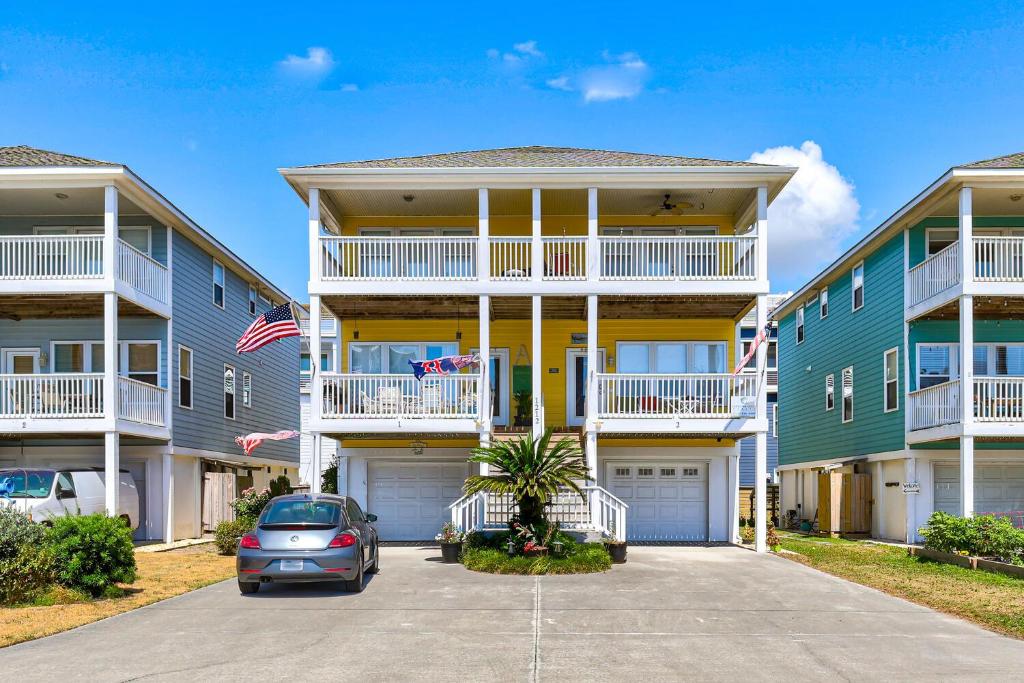Un edificio con coches aparcados delante. en Poopka & Dennys Beach Condo by Carolina Beach Realty, en Carolina Beach