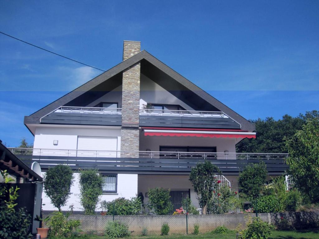 ein Haus mit einem Balkon an der Seite in der Unterkunft Ferienwohnung Sonneck in Bullay