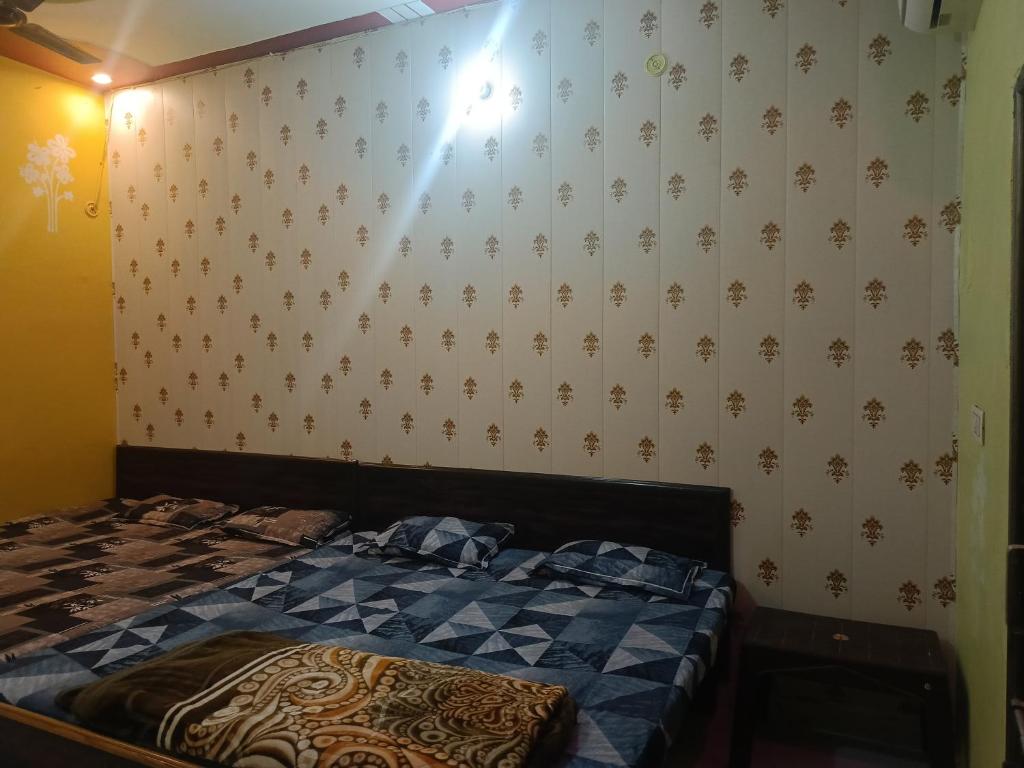 Postel nebo postele na pokoji v ubytování Maa janki guest house