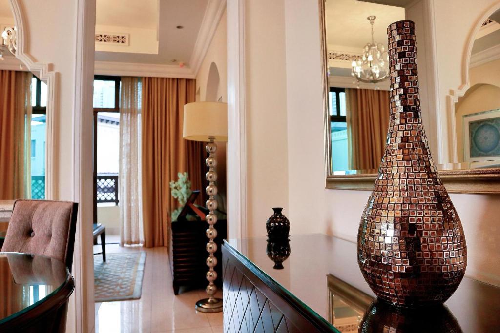 Khu vực ghế ngồi tại Full View Burj Khalifa and Fountains -Souk Al Bahar- Dream View holiday Home Rental