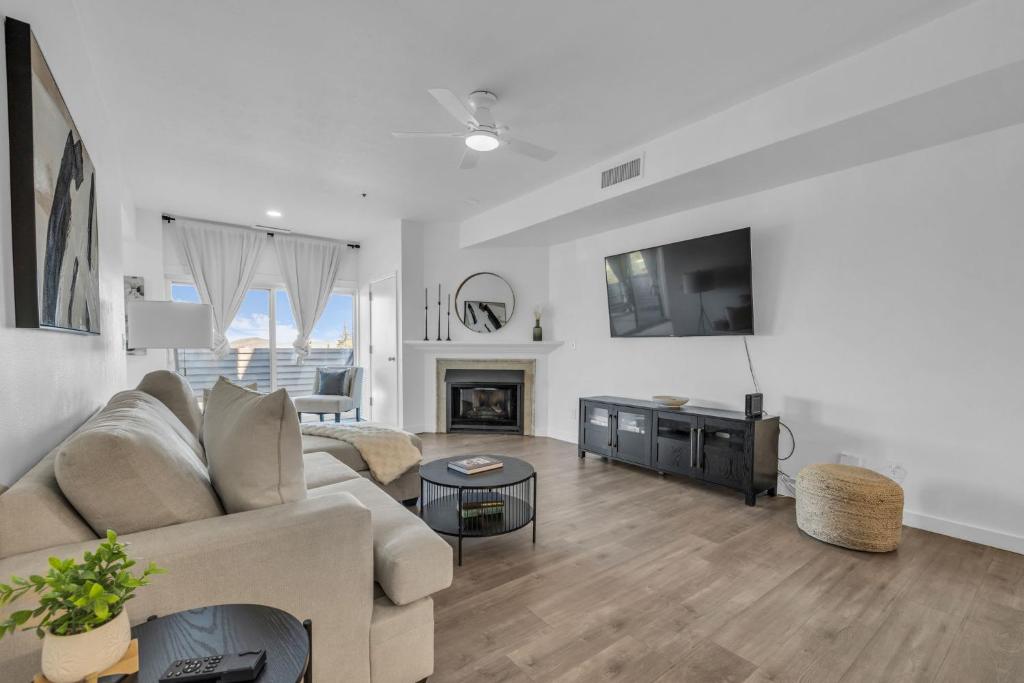 Μια τηλεόραση ή/και κέντρο ψυχαγωγίας στο Modern Condo with Slopeside Comfort plus Amenities