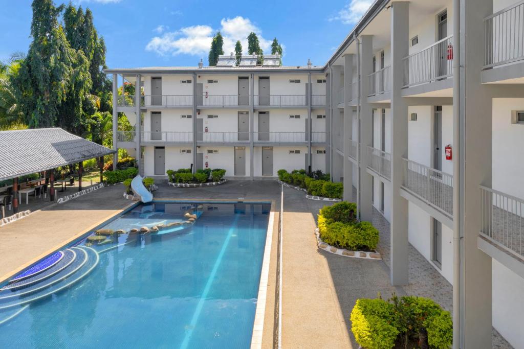 Una vista aérea de un hotel con piscina. en Trans International Hotel, en Nadi