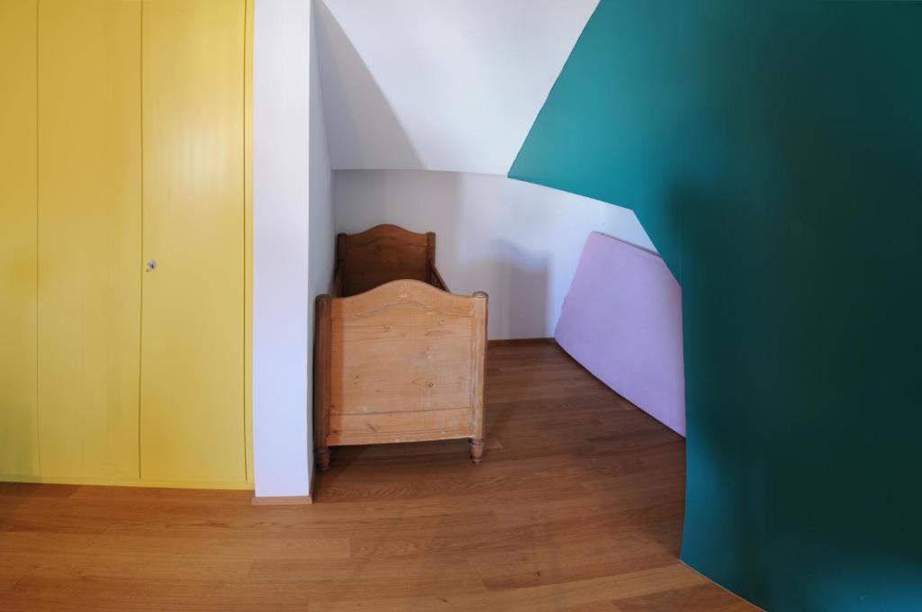 a room with colorful walls and a wooden floor at Bed and Breakfast Wegmann in Andelfingen