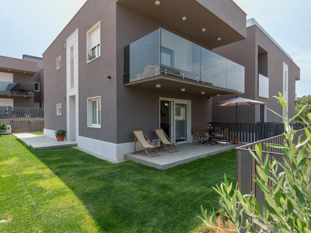 Apartments with parking space Porec - 24316