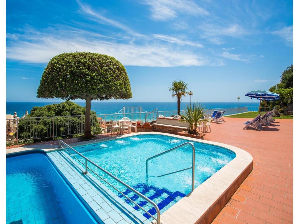 ピエトラ・リーグレにあるClassic Appartement in Pietra Ligureの海を背景にしたプール
