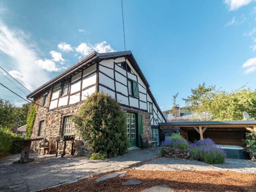 eine Außenansicht eines Hauses in der Unterkunft House in Coo near Famous Waterfalls in Stavelot