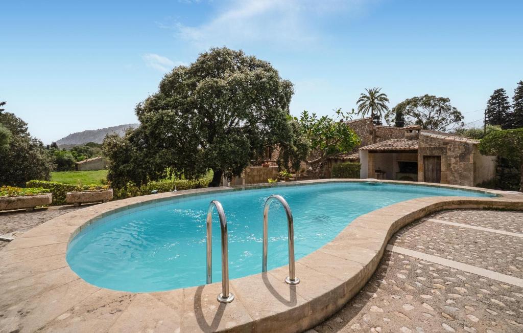 ポリェンサにあるColonya Petitの庭に2本の金属製のレールがあるスイミングプール