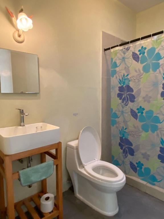 Koupelna v ubytování El Pinche Hostal