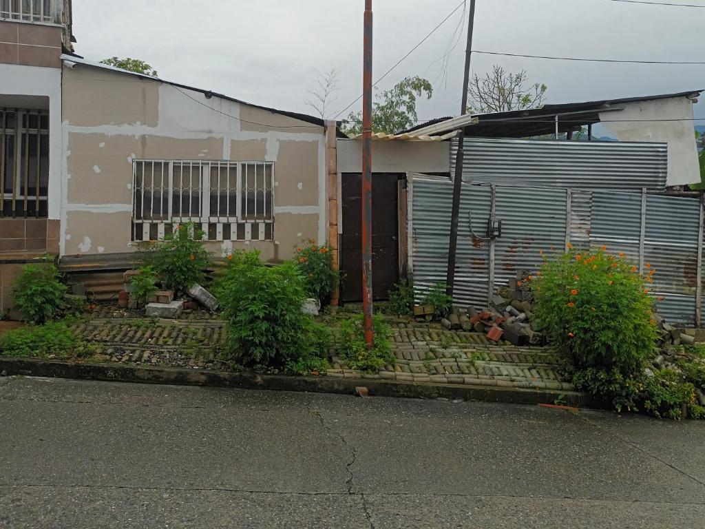 a house with a garden in front of it at Lugar de Bendición donde el costeño in Armenia