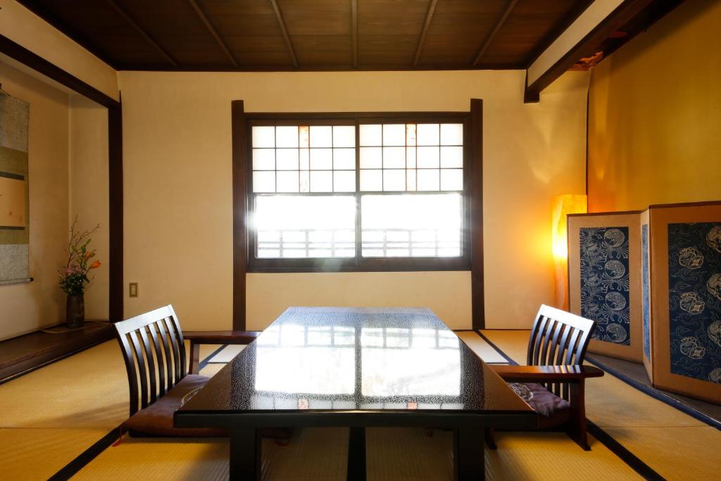 Posezení v ubytování Yoshii Ryokan