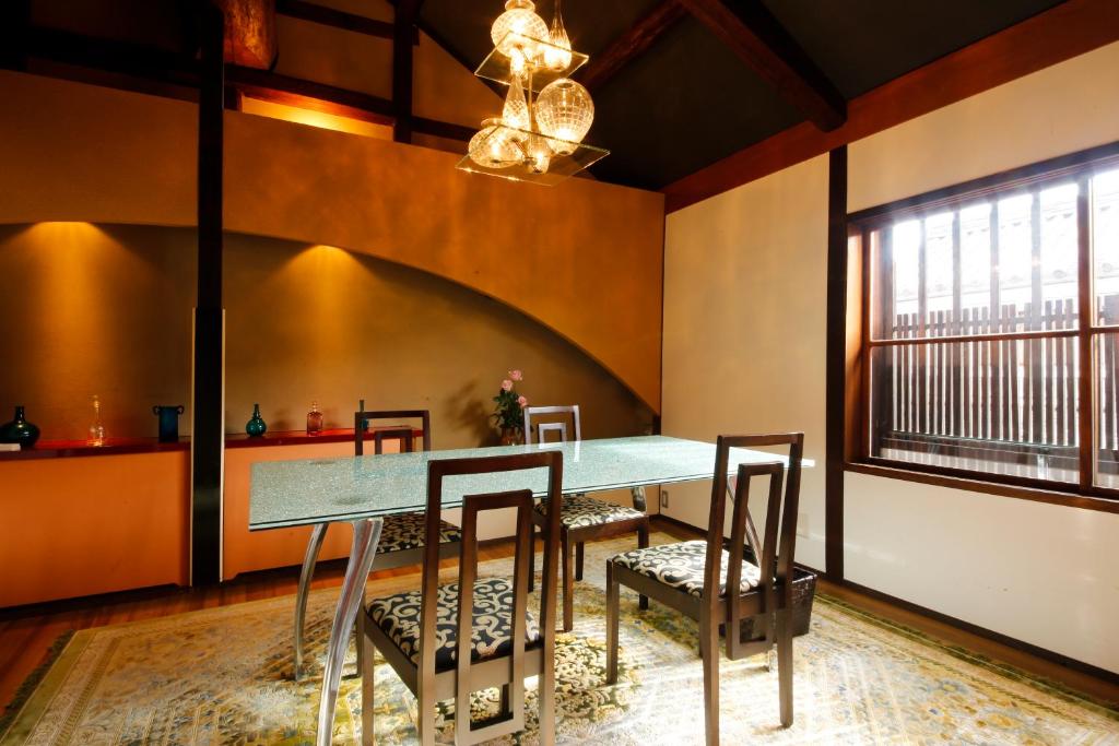 Posezení v ubytování Yoshii Ryokan