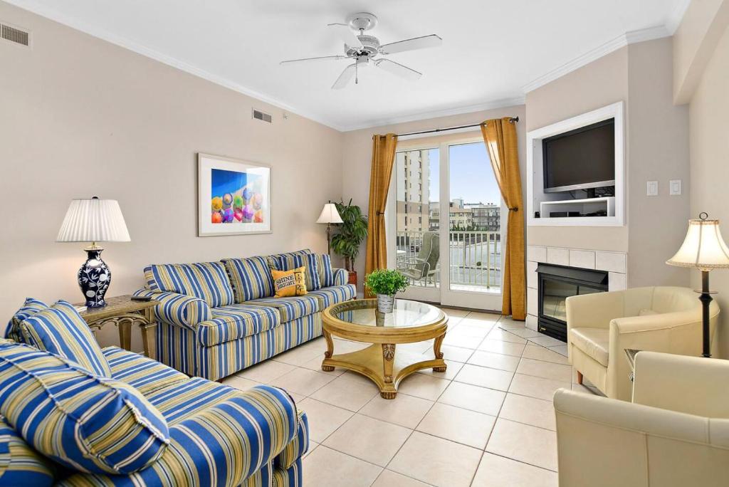 Χώρος καθιστικού στο Spacious 3-Bedroom, 3-Bathroom Condo in Ocean City with Beach and Bay Views