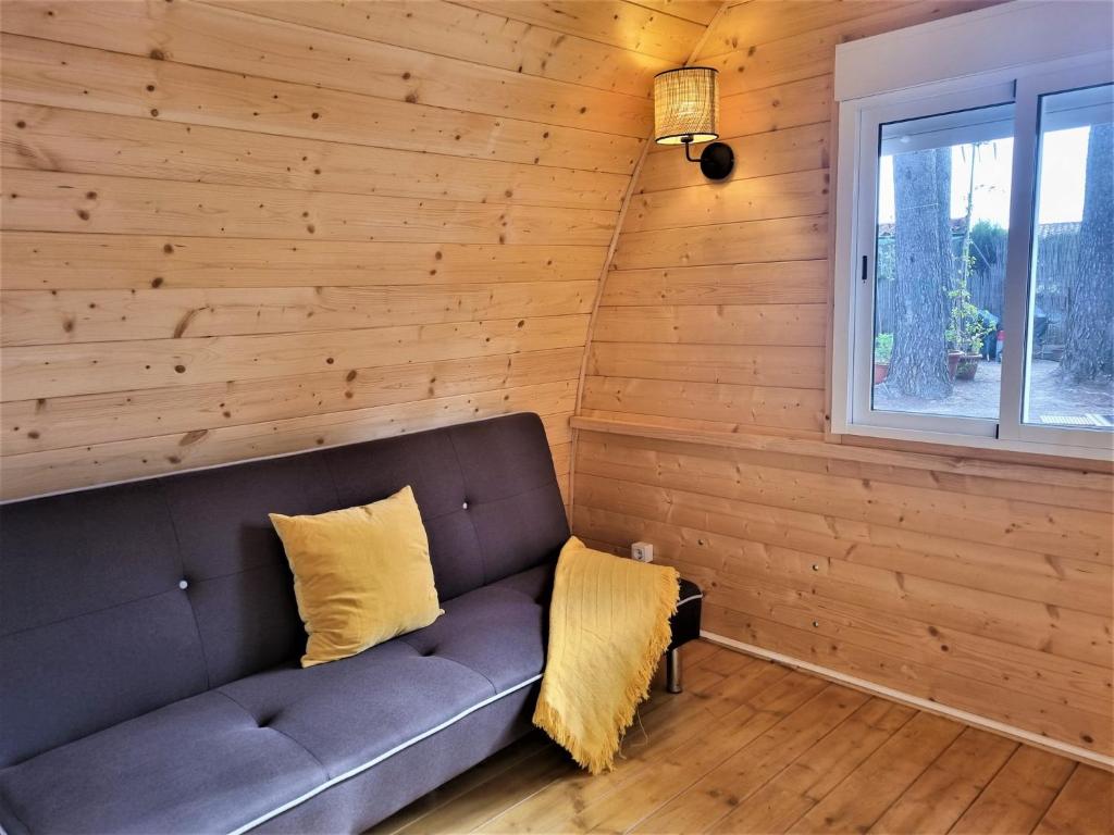 Posezení v ubytování Bungalow by Riells Beach with Terrace