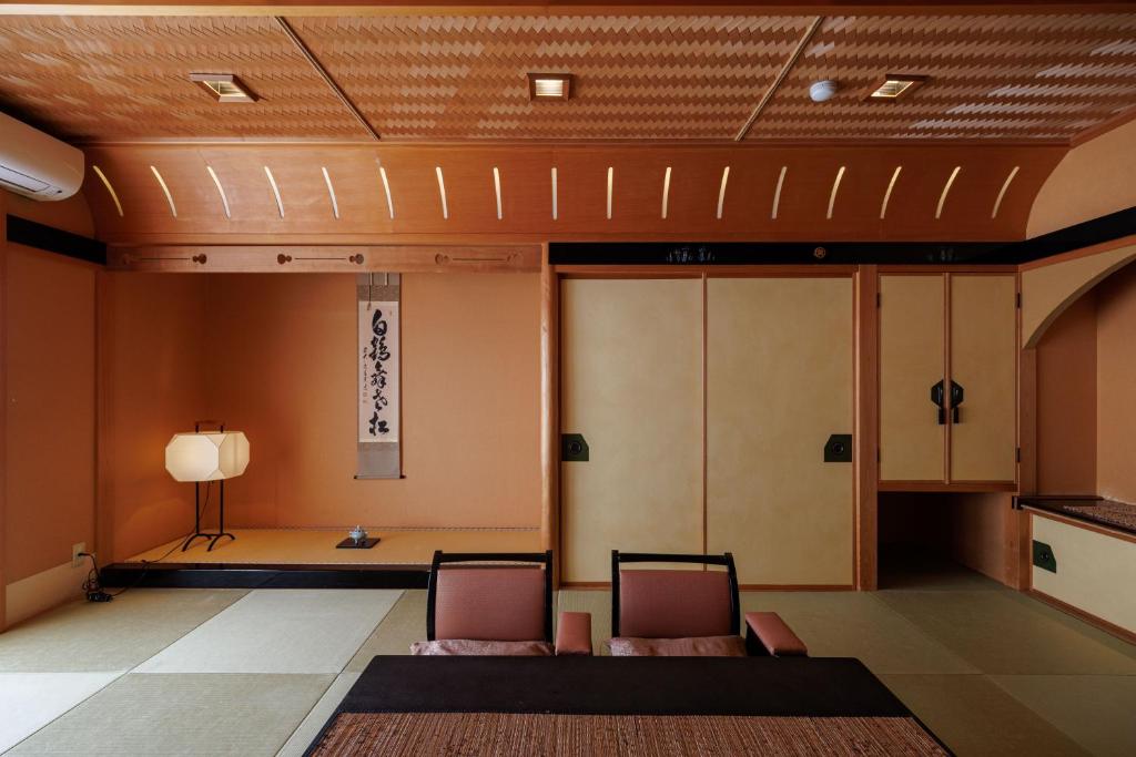 Posezení v ubytování Oiwakeya Ryokan