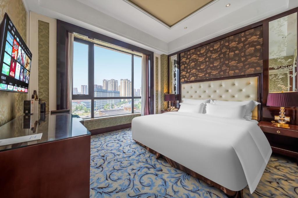 Postel nebo postele na pokoji v ubytování Wyndham Grand Plaza Royale Palace Chengdu