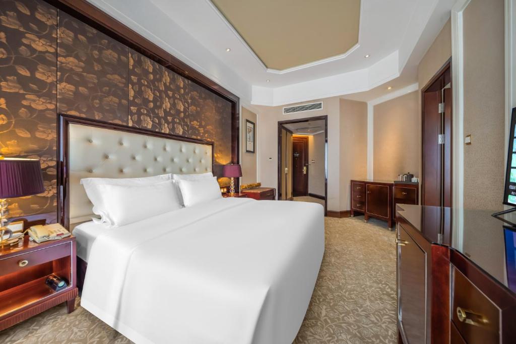 Postel nebo postele na pokoji v ubytování Wyndham Grand Plaza Royale Palace Chengdu