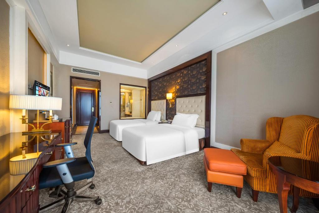 Postel nebo postele na pokoji v ubytování Wyndham Grand Plaza Royale Palace Chengdu