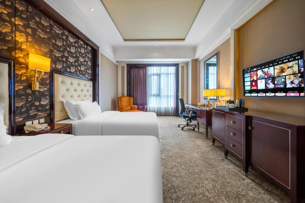 Postel nebo postele na pokoji v ubytování Wyndham Grand Plaza Royale Palace Chengdu