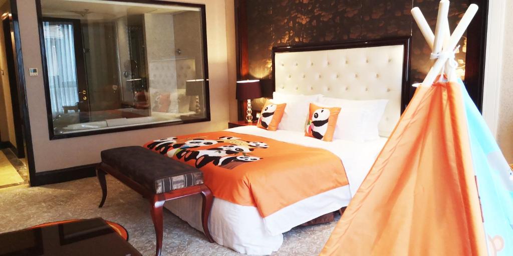 Postel nebo postele na pokoji v ubytování Wyndham Grand Plaza Royale Palace Chengdu