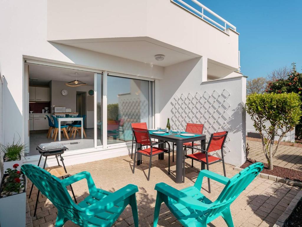d'une terrasse avec des chaises, une table et une table. dans l'établissement Carnac: Appartement 2 pièces - 36m² - FR-1-477-259, à Carnac