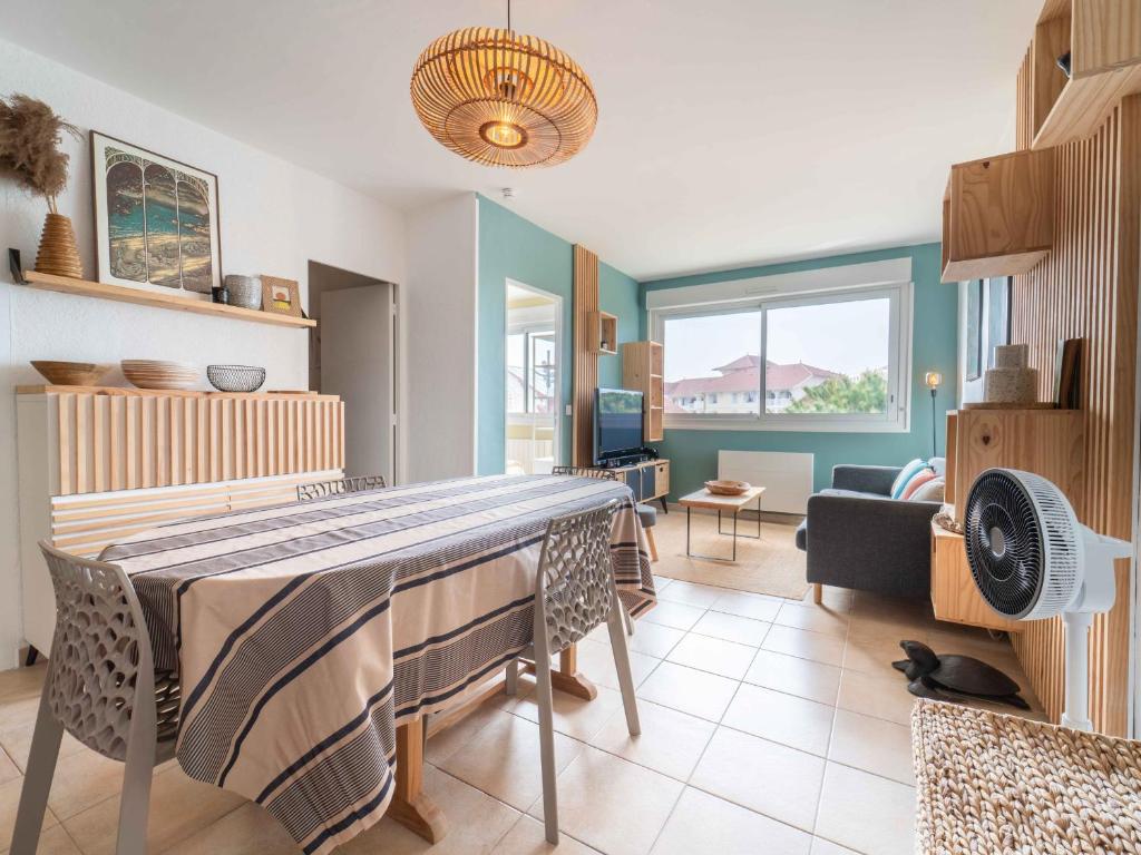 un salon avec une table et un canapé dans l'établissement Superbe appartement à Mimizan Plage pour 4 personnes, proche de l'océan - FR-1-50-171, à Mimizan