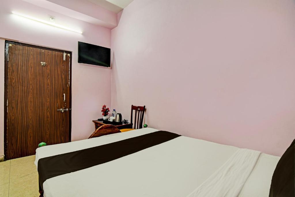 Postel nebo postele na pokoji v ubytování Hotel O Mahalaxmi lodge