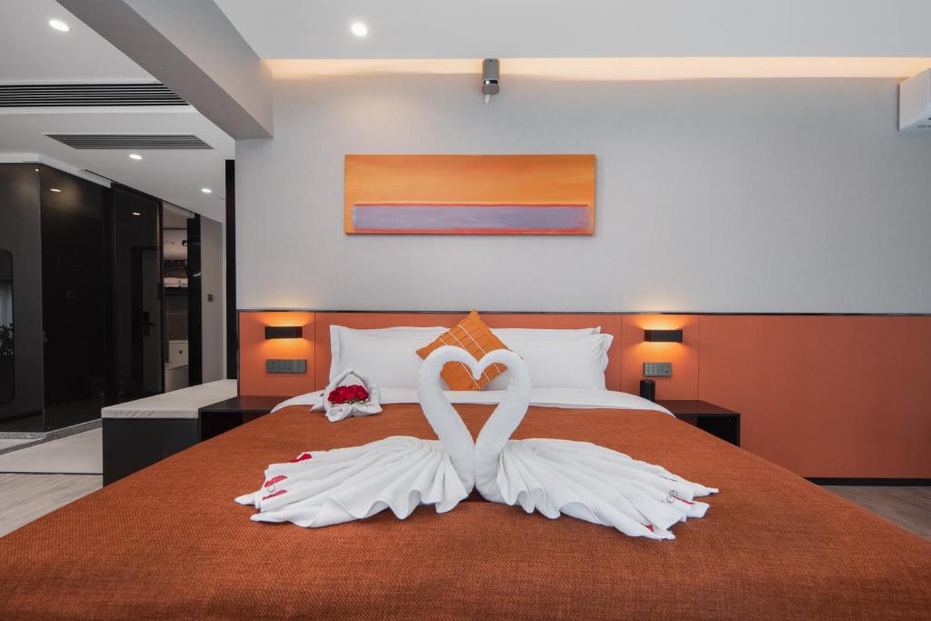 Postel nebo postele na pokoji v ubytování LlA Hotel Liang Jun Plaza, Xixiang Avenue