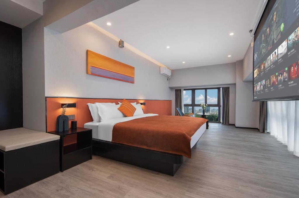 Postel nebo postele na pokoji v ubytování LlA Hotel Liang Jun Plaza, Xixiang Avenue