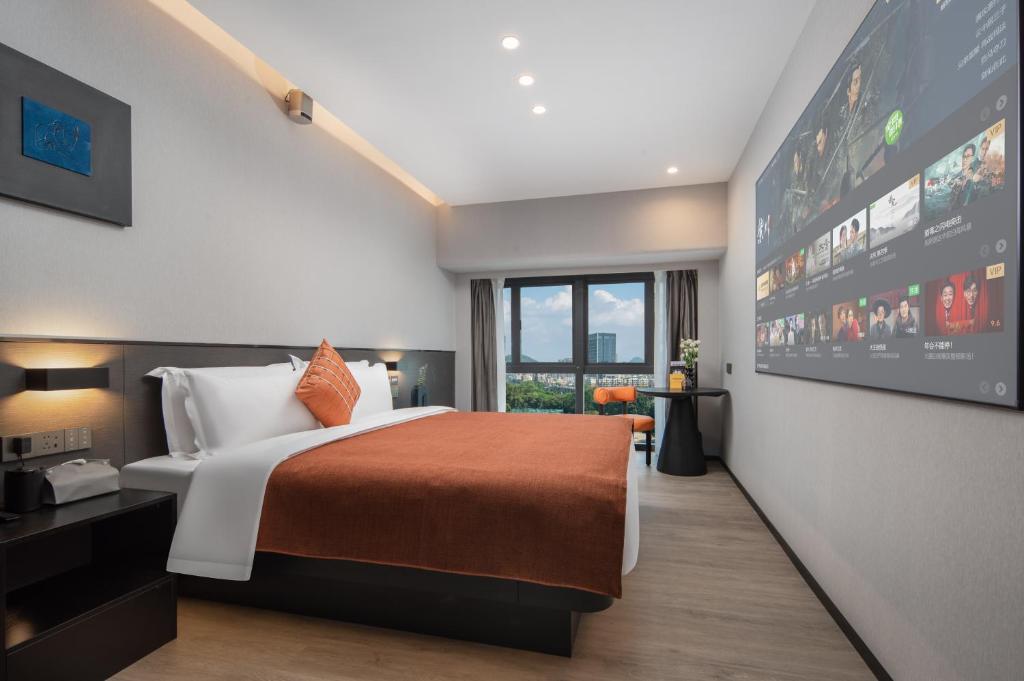 Postel nebo postele na pokoji v ubytování LlA Hotel Liang Jun Plaza, Xixiang Avenue