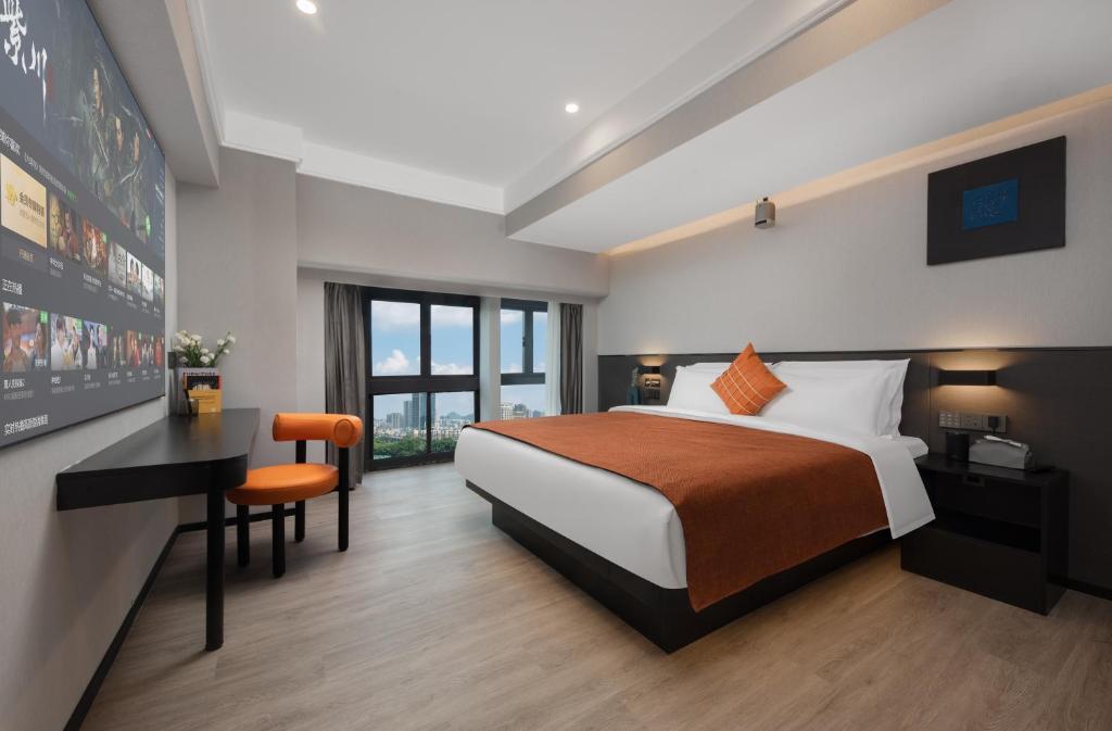 Postel nebo postele na pokoji v ubytování LlA Hotel Liang Jun Plaza, Xixiang Avenue