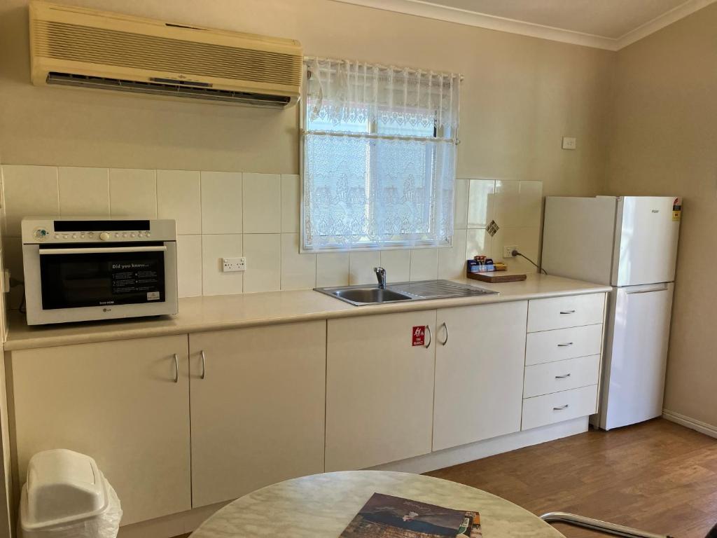 Kuchyň nebo kuchyňský kout v ubytování Cloncurry Caravan Park Oasis