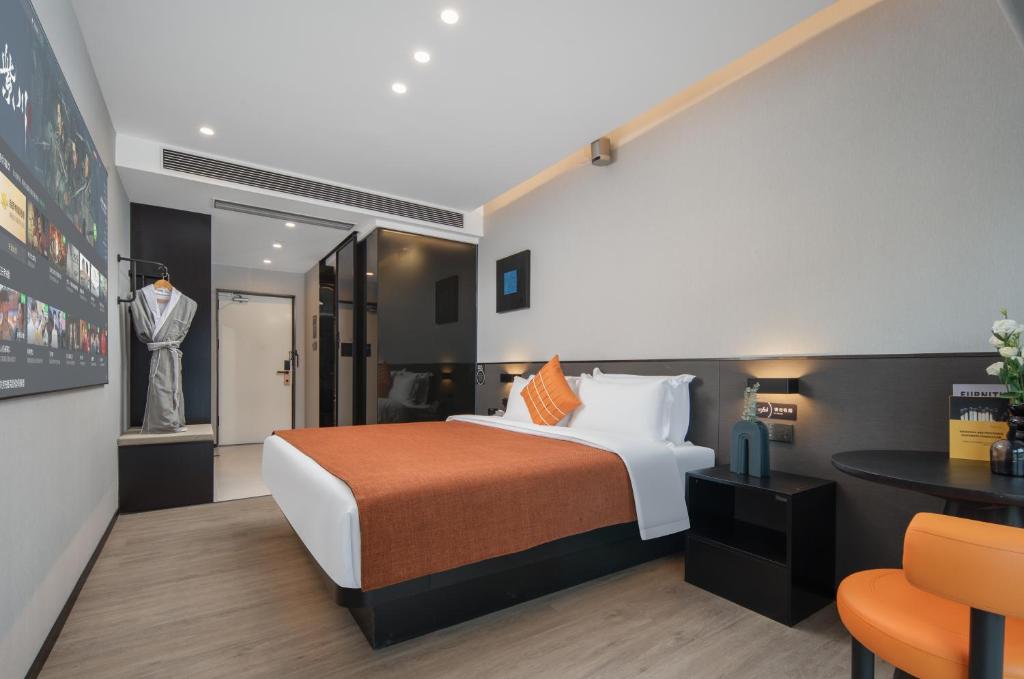 Postel nebo postele na pokoji v ubytování LlA Hotel Liang Jun Plaza, Xixiang Avenue