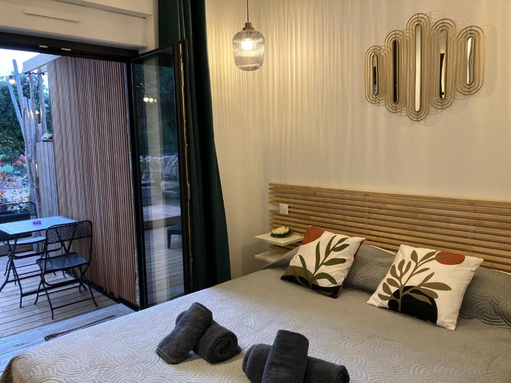 Élégante villa vue mer à 300 m du centre ,Jardin clos, terrasse, parking Gratuit,2 chambres,2 SDB