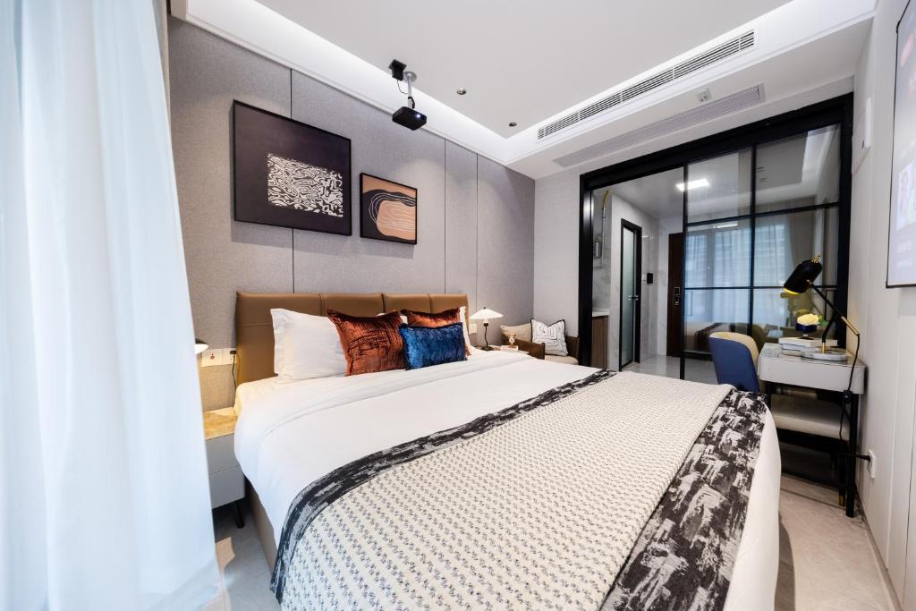 Postel nebo postele na pokoji v ubytování Shenzhen Gangxiahui Executive Apartment Futian Convention and Exhibition Center Branch